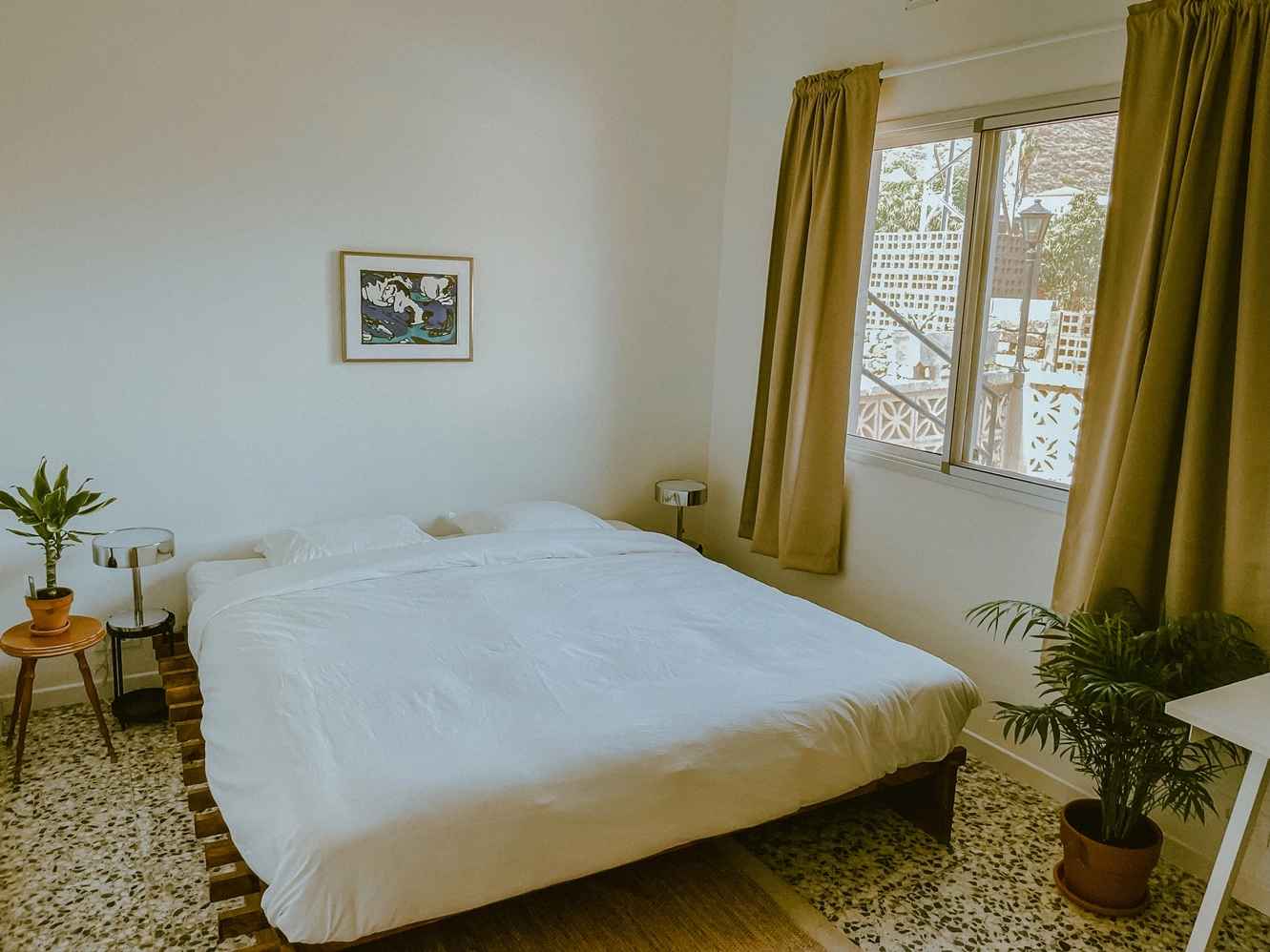 Double room with an expressionist gallery mood to motivate and inspire creativity.