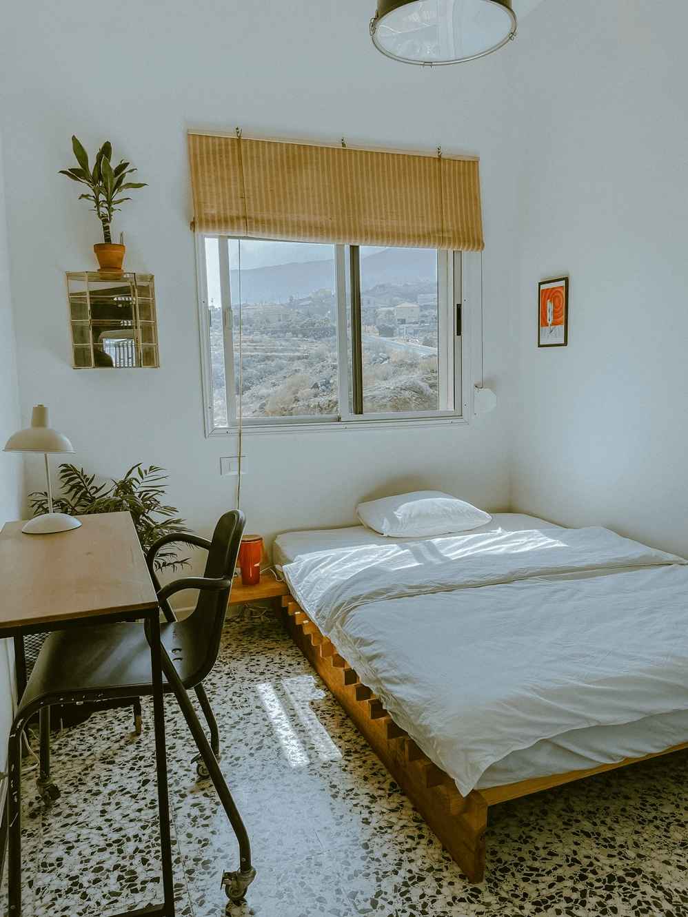 Single room inspired by the geometry that connects us all. A space to disconnect and truly reconnect.