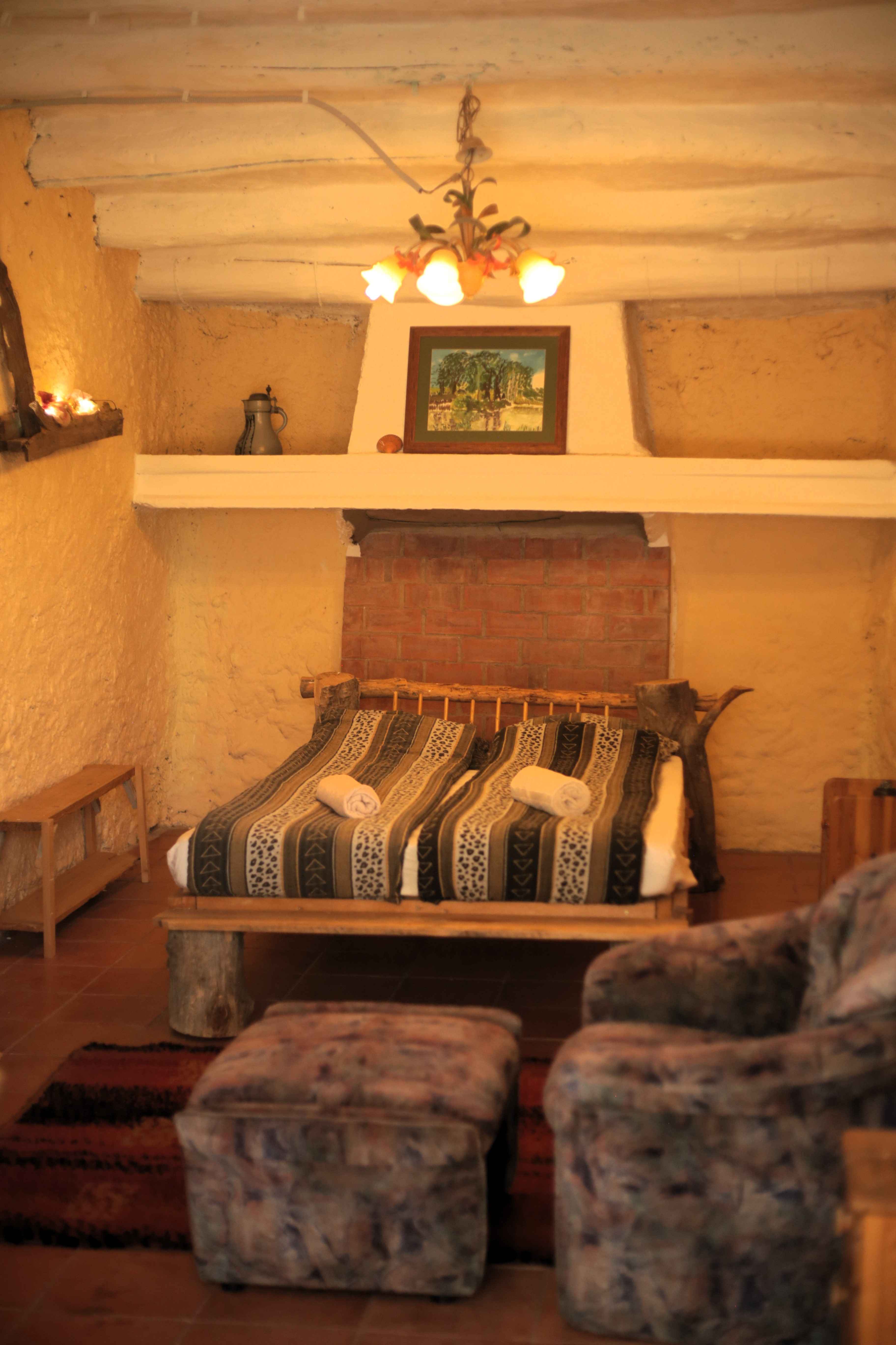 Spacious 17 m² room with queen bed, ideal for couples. Includes chair, desk, storage, and WiFi. Comfortable and quiet. Shared bathroom.