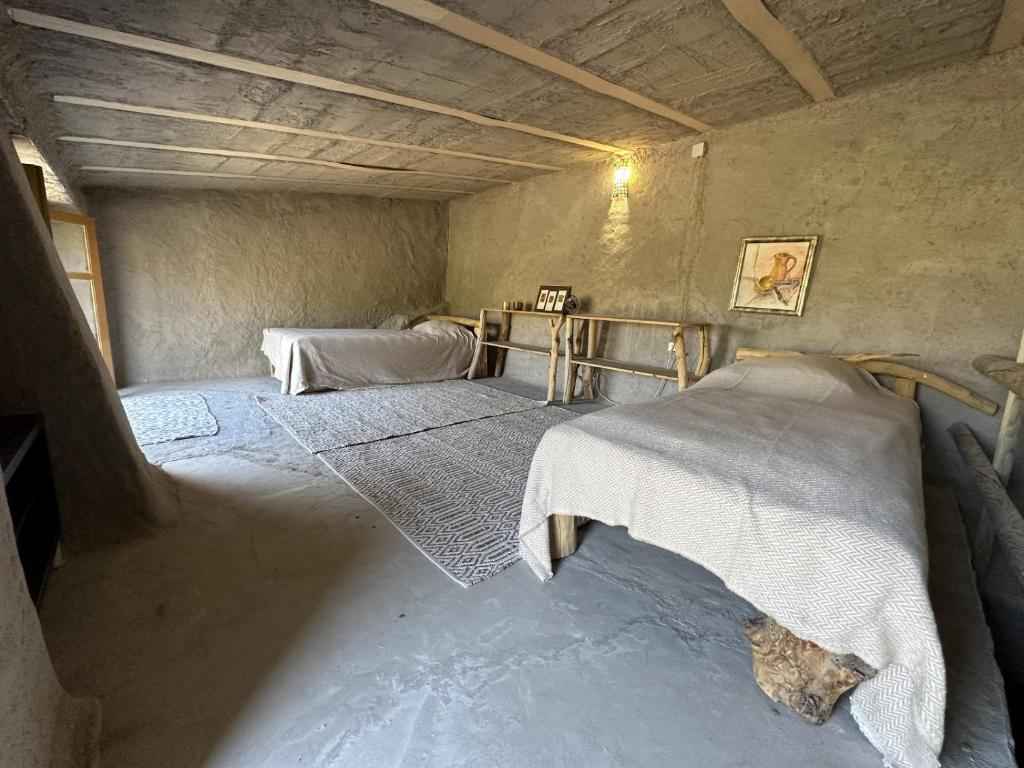 Spacious 19 m² shared room with two single beds, perfect for friends. Enjoy a great mountain view, with desk, storage, and WiFi. Bright and comfortable, with shared bathroom.