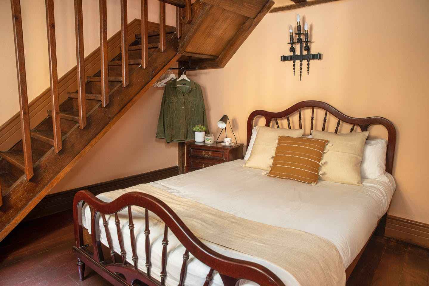 Cleaning · Kitchenette · Lock on door · Wifi in room
Private room  ·   Couple friendly  ·   Full bed  ·   Private bathroom
