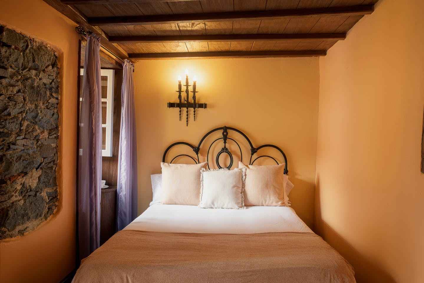 Private room  ·   Couple friendly  ·   Full bed  ·   Shared bathroom
Cleaning · Closet/drawers · Kitchenette · Wifi in room