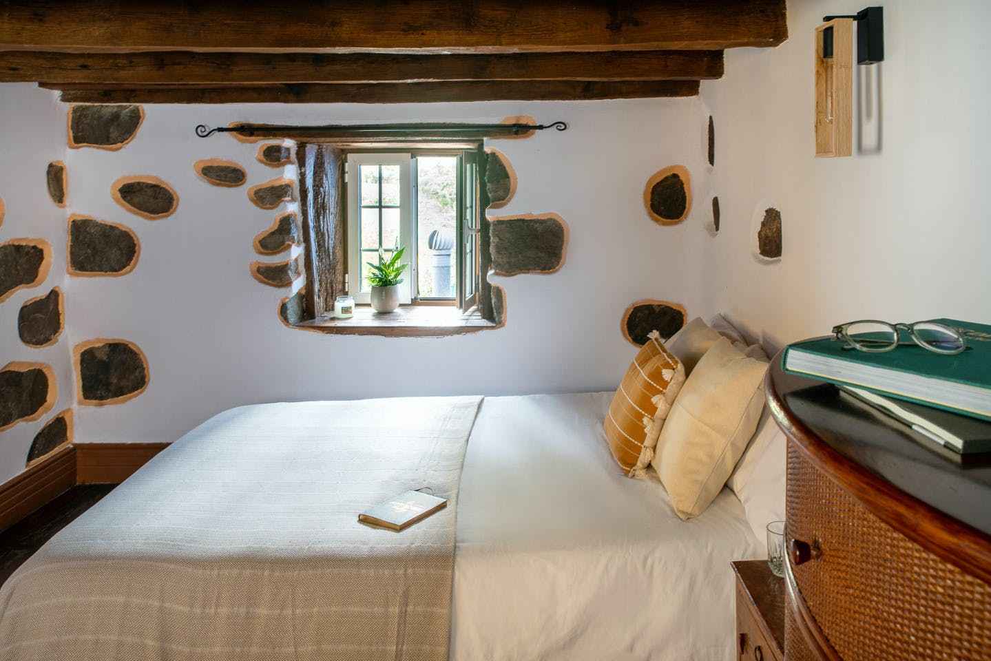 Private room  ·   Couple friendly  ·   Full bed  ·   Private bathroom
Cleaning · Closet/drawers · Kitchenette · Lock on door · TV · Wifi in room